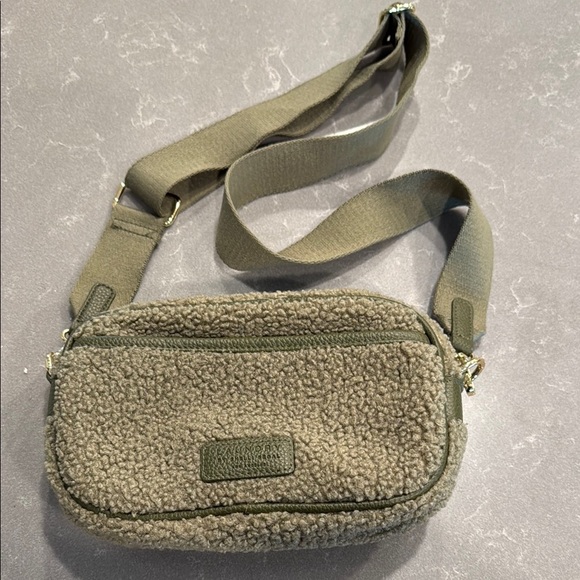 Laundry By Shelli Segal Green Crossbody Bag with Cozy Sherpa Material - Picture 1 of 10